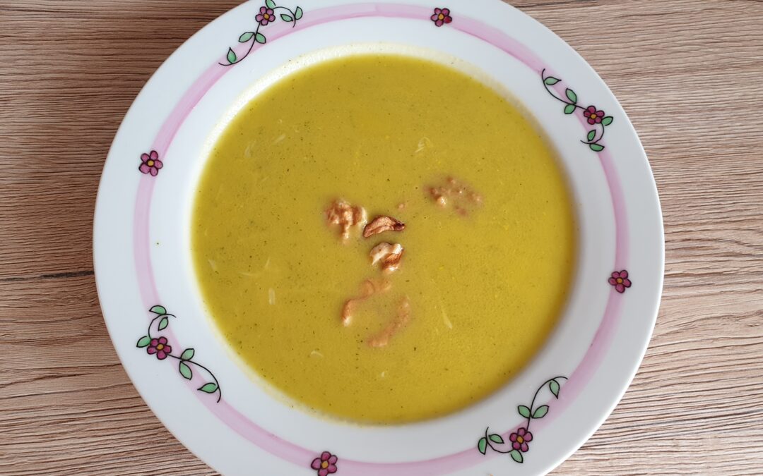 Brokkoli krémleves pirított dióval